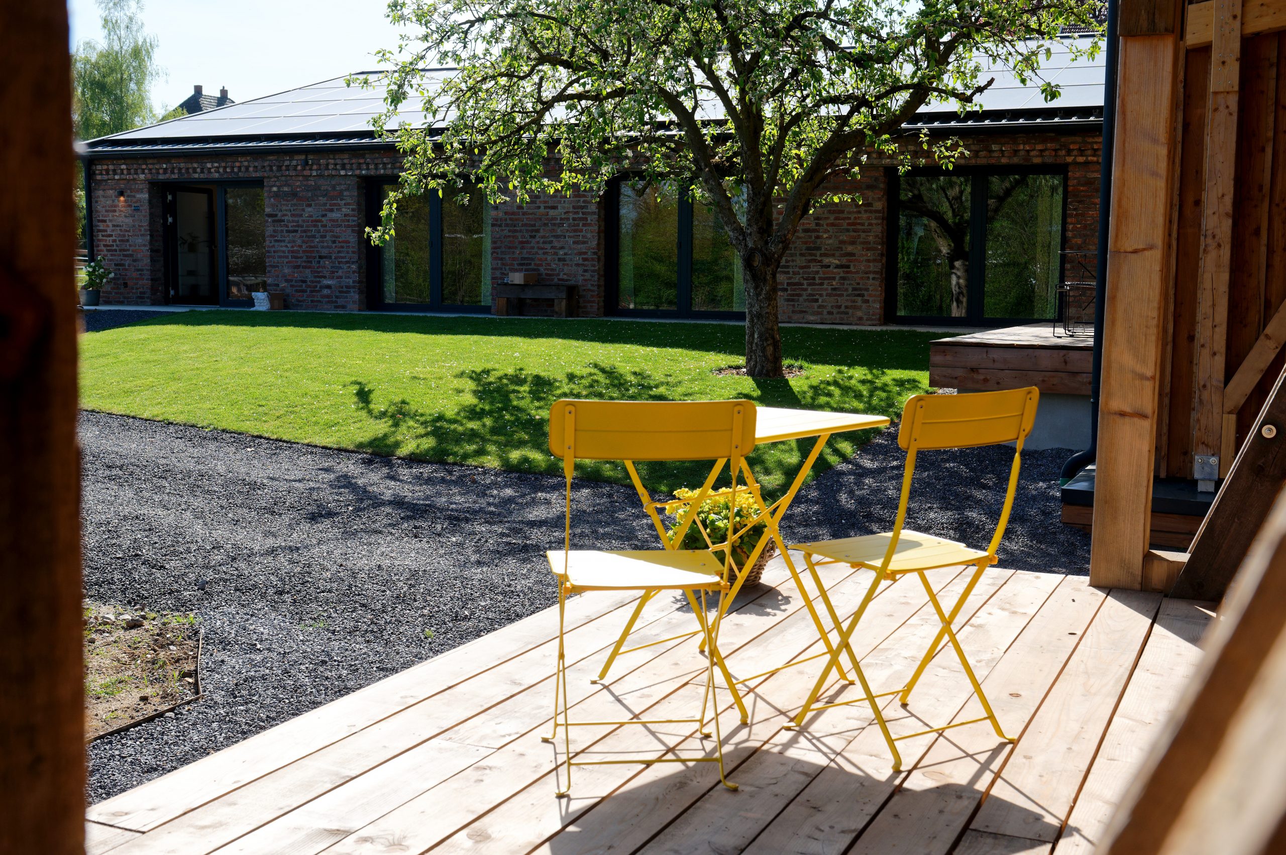 Das Silo - die Terrasse vor den Remisen mit Blick in den Innenhof